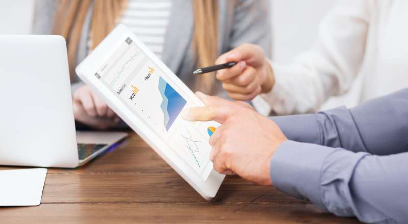 5 coisas que os varejistas precisam saber sobre SEO local Pessoas analisando o gráfico dos resultados