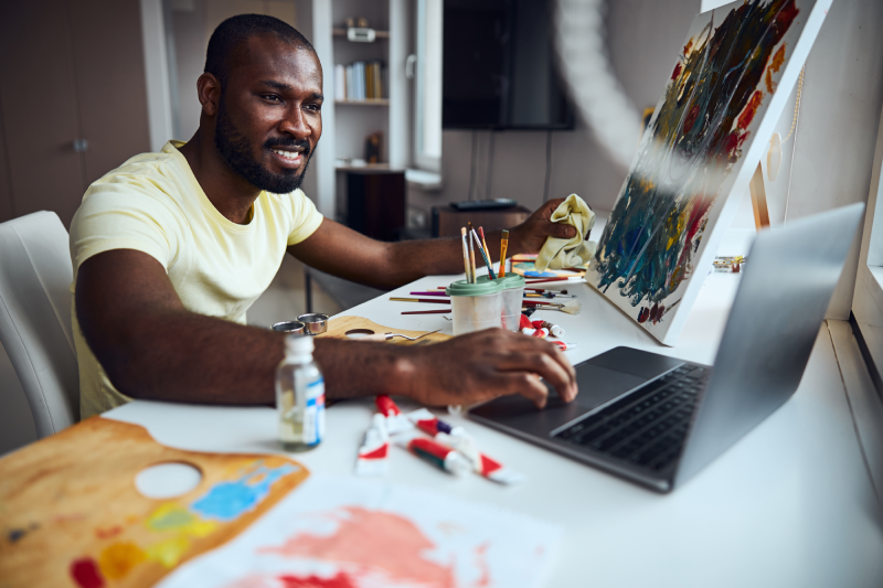 Passion Economy: É possível ter sorte tanto no amor quanto nos negócios? Pintor aposta na Passion Economy