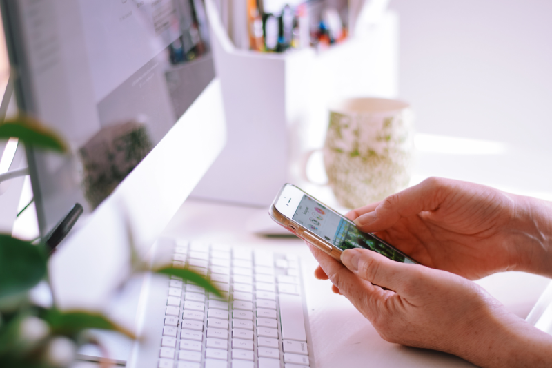 Algoritmo do Instagram: Você sabe realmente como funciona o Reels? Mãos acessam o Instagram